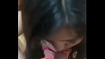Junges Mädchen saugt ganz nah, vollständiges Video unter: https://za.uy/j9WG93
