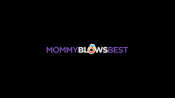 MommyBlowsBest - Грудастую мачеху-милфу-брюнетку трахают в сиськи