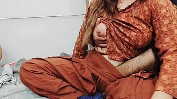 Pakistanische Stiefmutter reitet Anal auf ihrem Cuckold-Ehemann, während sie Gemüse schneidet, mit sehr heißer, klarer Hindi-Stimme