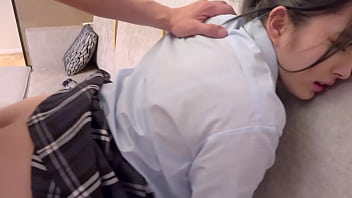 Japanisches junges Teen mit schönen kleinen Titten bekommt ihre enge nasse rasierte Muschi tief von einem großen Schwanz geschlagen. Verdammt hart im Doggystyle.