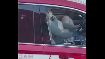 Si masturba mentre guida
