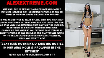 Das sexy Dienstmädchen Hotkinkyjo nimmt eine große Flasche in ihr Analloch und prolabiert in der Küche