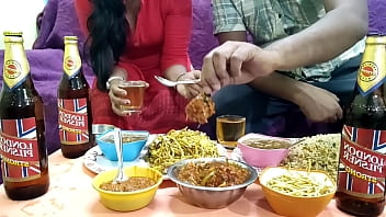La maîtresse a fait de la nourriture spéciale pour le sahib et tout en mangeant, elle a embrassé la chatte. Hindi avec une voix sexy. Mumbai ashu