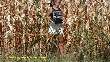 Orinar en un campo de maíz