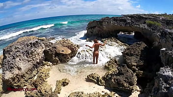 ああ、神様！見て！観光客が海の近くで自慰行為をしている女の子のビデオを作りました！
