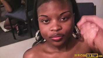 Afrikanische Prostituierte bekommt Sperma ins Gesicht, nachdem sie einen Euro-Schwanz geritten hat - POV