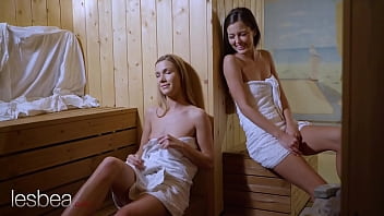 Lesbea Pretty Euro Babes Alexis Crystal und Cindy Shine romantische Pussy lecken Orgam in der öffentlichen Sauna