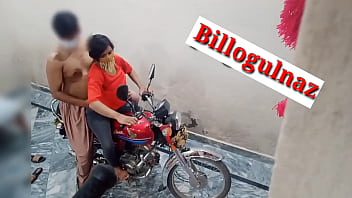 Heiße XXX-Schwester von Freund auf Fahrrad hindi-Audio gefickt