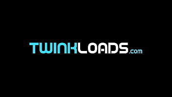 TwinkLoad - Inversione di ruolo: il sexy fusto Johnny Ford senza sella da un ragazzo