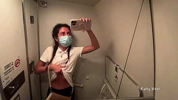 Ela se masturbou e fez xixi no vaso sanitário do avião até que a aeromoça a pegou