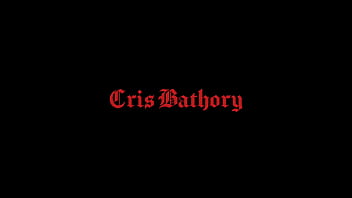 Cris Bathory mija a pedidos de fãs menstruada com algodão na buceta