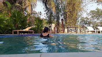 Moglie indiana scopata dall'ex fidanzato al resort di lusso - Divertimento sessuale all'aperto in piscina