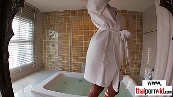 tailandês amador magro Cherry fodido no banho por um grande galo branco