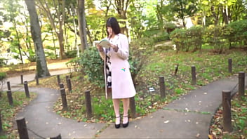 Nana Okamoto dans sa première vidéo pour adultes avec un inconnu à Tokyo en train de sucer une bite, de se doigter, de se déshabiller, de tâtonner et de s'embrasser profondément
