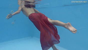 Крошечная худенькая порнозвезда Hermione Ganger в бассейне