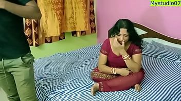Indian Hot xxx bhabhi ayant des relations sexuelles avec un petit garçon de pénis! Elle n'est pas contente!