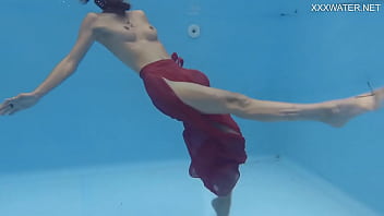 水中裸のひよこハーマイオニーガンガーは角質になります