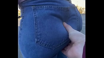 Big Soft Ass sendo apalpado em jeans