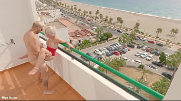 Sesso sul balcone vista spiaggia - pompino all'aperto con sperma sulle tette