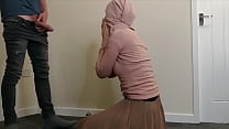 Linda gata muçulmana árabe em hijab fodida pelo melhor amigo de seu marido enquanto rezava