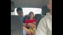 Versteckte Kamera nimmt ein junges Paar auf, das in einem Taxi fickt