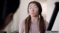 StraightTaboo.com - Brunette bringt die Freundin ihrer Mitbewohnerin zum Spritzen