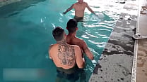 Erick Diaz et Bruno Hot ont rencontré un voisin à la piscine et ont fini par faire un PD