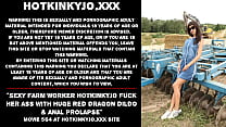 セクシーな農場労働者Hotkinkyjoは巨大な赤いドラゴンディルドと肛門脱出で彼女のお尻をファック