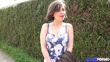 Elena de 19 años es follada analmente en el jardín de sus padres
