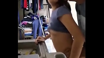 Chica linda mexicana amateur es cogida mientras lava la vajilla