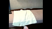 Masturbándose una gran carga en la habitación del hotel