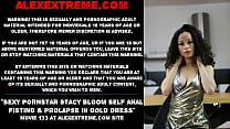 Сексуальная порнозвезда Стейси Блум занимается анальным фистингом и пролапсом в золотом платье