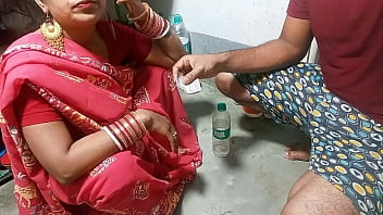 Choda doloroso golpeando a Roshni Bhabhi en la cocina! porno en hindi