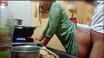 Esposa sexy indiana foi fodida enquanto cozinhava