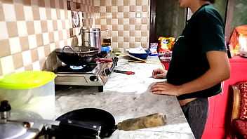 Cameriera scopa in cucina