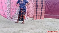 Бенгальская деревенская жена дези и ее парень трахаются по-собачьи на улице (официальное видео от Localsex31)