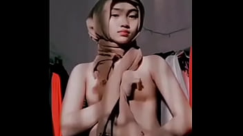 Uhkti Hijab Shows Off Sexy Body Full Video : https://vidoza.net/chvu81620sf3.html
