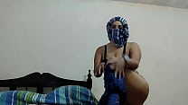 Real Horny Chubby Arab BBW In Hijabi se masturbe en éjacule sur sa webcam