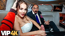 VIP4K. Un passant au hasard marque une mariée luxueuse dans la limousine de mariage
