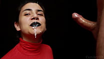 CFNM - Col roulé rouge, Lèvres noires - Branlette Sperme bouchée Sperme sur les vêtements