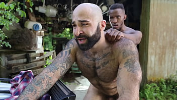 Волосатый парень трахается с черным парнем - межрасовое гей порно