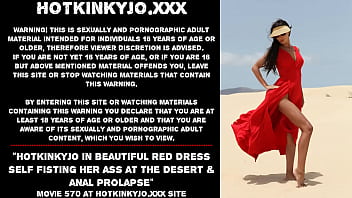 Hotkinkyjo dans une belle robe rouge se fisting le cul dans le désert et le prolapsus anal