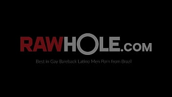 RAWHOLE красивый латиноамериканец без презерватива трахает шаловливую гей-нижнюю часть