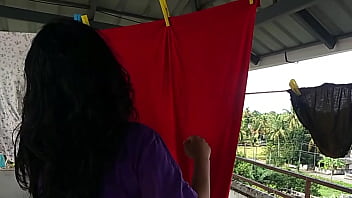 Die Schwägerin, die auf dem Balkon Wäsche trocknete, wurde verführt und heftig gefickt! Desi-Porno auf Hindi