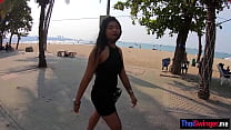 ThaiSwinger.me - Une salope teen asiatique au gros cul suce une grosse bite avant une baise en levrette