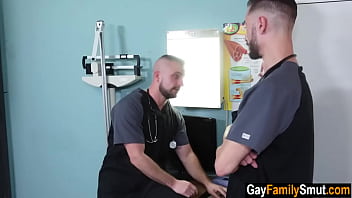 Сводные братья доктора наслаждаются гей-анальным сексом без презерватива | табу гей порно