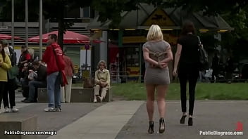 Связанная европейская блондинка гуляла на публике