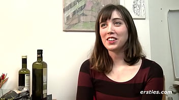 Studentessa amatoriale dagli Stati Uniti si masturba con un dildo