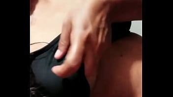 Reife und sexy Latina-Ehefrau zeigt ihre natürlichen Hängetitten mit großen dunklen Nippeln. Sie ist schüchtern, aber schön