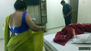 インドのビジネスマンがコルカタでホットなホテルのメイドを犯した！汚れた音声をクリアする